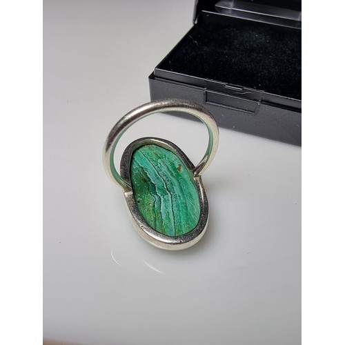 202 - A 925 silver dress ring inset with a large oblong malachite stone presenting a god natural grain. Ap... 