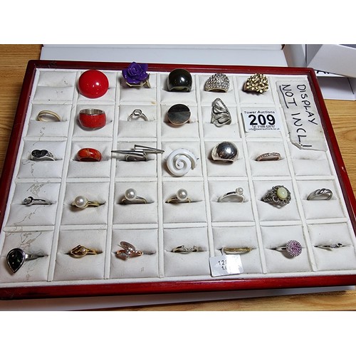 209 - A large collection of 30x various costume dress rings to include faux pearl rings, a M.O.P ring, an ... 