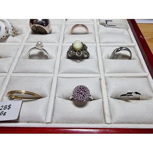 209 - A large collection of 30x various costume dress rings to include faux pearl rings, a M.O.P ring, an ... 