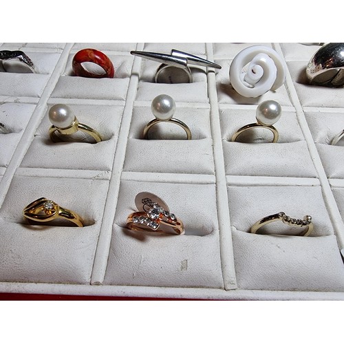 209 - A large collection of 30x various costume dress rings to include faux pearl rings, a M.O.P ring, an ... 