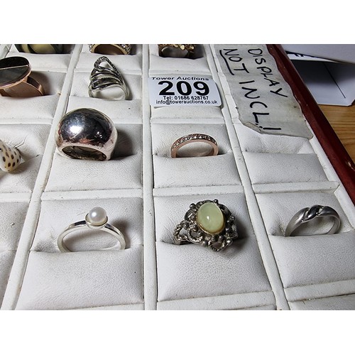 209 - A large collection of 30x various costume dress rings to include faux pearl rings, a M.O.P ring, an ... 