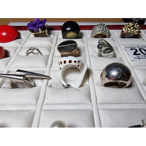 209 - A large collection of 30x various costume dress rings to include faux pearl rings, a M.O.P ring, an ... 