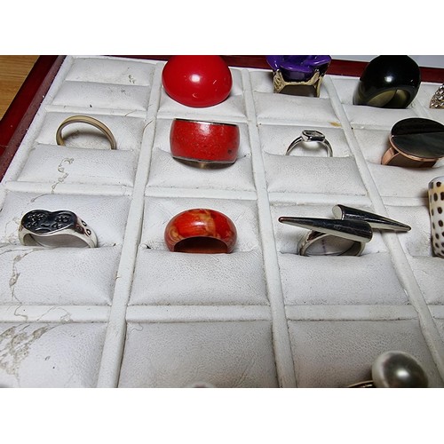 209 - A large collection of 30x various costume dress rings to include faux pearl rings, a M.O.P ring, an ... 