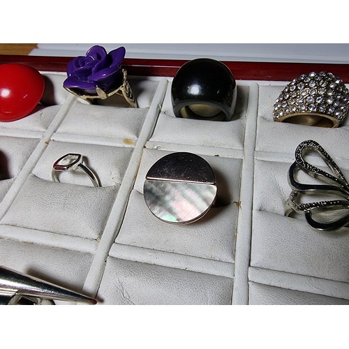 209 - A large collection of 30x various costume dress rings to include faux pearl rings, a M.O.P ring, an ... 