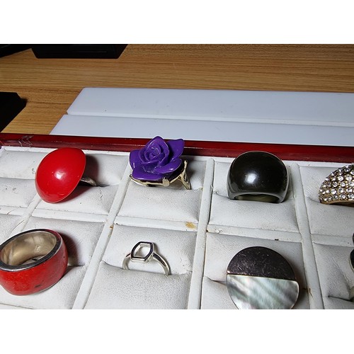 209 - A large collection of 30x various costume dress rings to include faux pearl rings, a M.O.P ring, an ... 