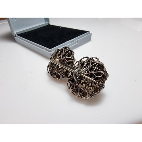 213 - A tested as sterling silver ornate antique Dutch Zeeland double knot filigree brooch, in excellent c... 