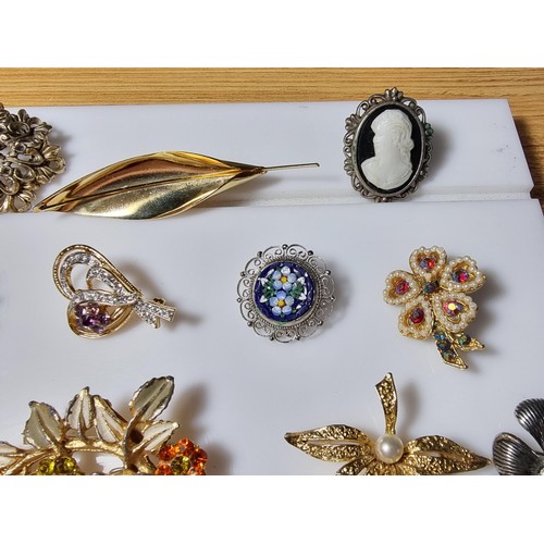 229 - A large collection of costume jewellery to include many various brooches (some with ornate designs) ... 