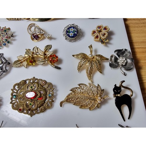 229 - A large collection of costume jewellery to include many various brooches (some with ornate designs) ... 