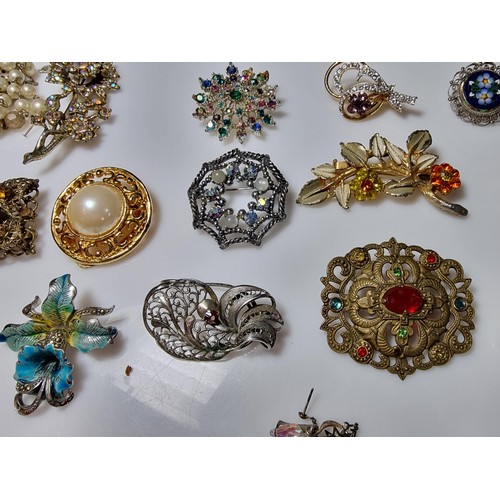 229 - A large collection of costume jewellery to include many various brooches (some with ornate designs) ... 