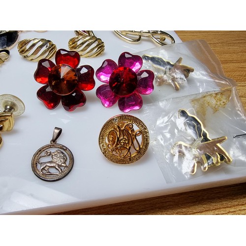 229 - A large collection of costume jewellery to include many various brooches (some with ornate designs) ... 