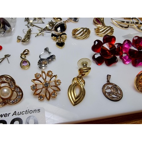 229 - A large collection of costume jewellery to include many various brooches (some with ornate designs) ... 