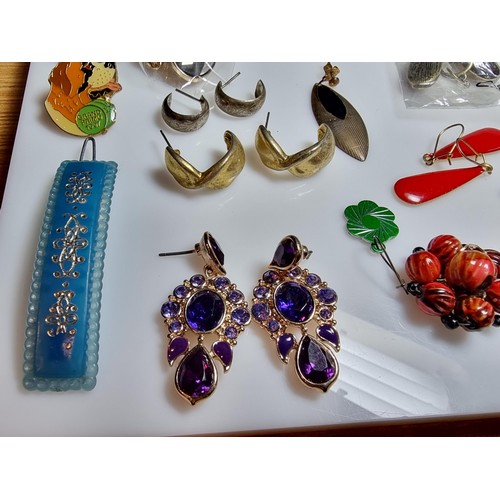 229 - A large collection of costume jewellery to include many various brooches (some with ornate designs) ... 