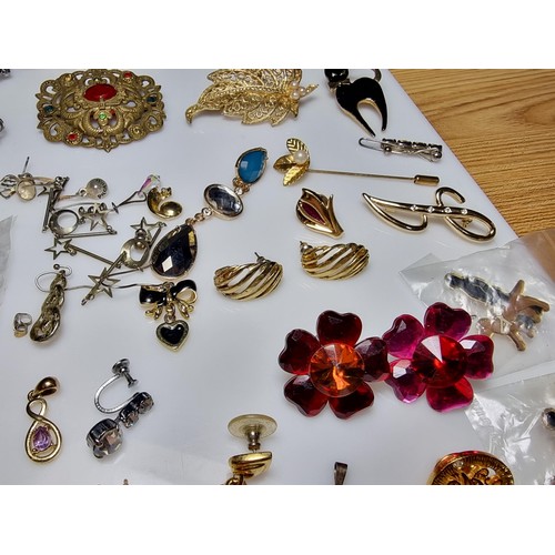 229 - A large collection of costume jewellery to include many various brooches (some with ornate designs) ... 