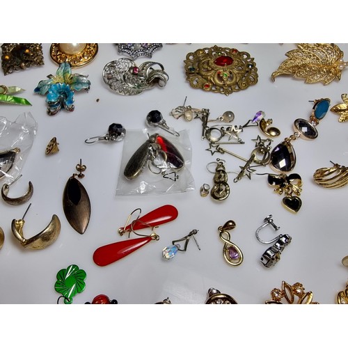 229 - A large collection of costume jewellery to include many various brooches (some with ornate designs) ... 