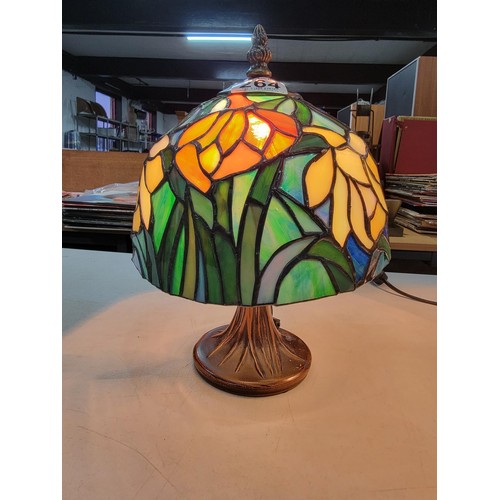 264 - 2x Tiffany style lights one with a floral design one with a tulip design in good working order