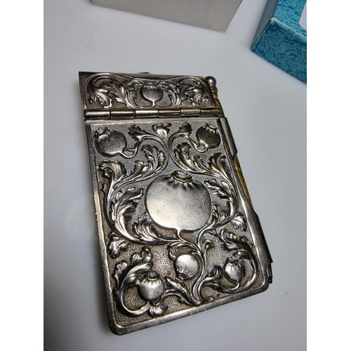 245 - A vintage Art Nouveau silver plated hand held note pad holder with pencil with an ornate design to t... 