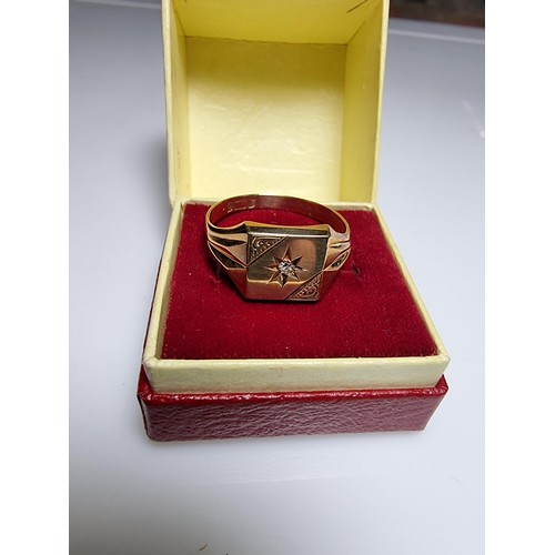 246 - A hallmarked 9ct yellow gold gents ring inset with a diamond to the centre, in excellent clean condi... 