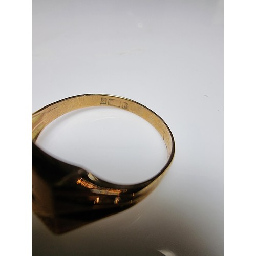 246 - A hallmarked 9ct yellow gold gents ring inset with a diamond to the centre, in excellent clean condi... 