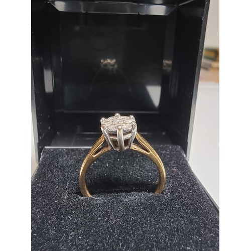 249 - A hallmarked 18ct yellow gold diamond cluster ring inset with 7 diamonds which are sparkly and livel... 