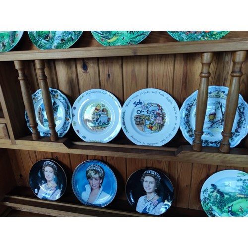 506 - 13 collectable decorative plates 5 are Wedgewood country scene plates, Royal Doulton whine the pooh ... 