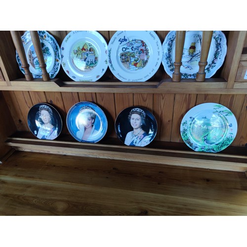 506 - 13 collectable decorative plates 5 are Wedgewood country scene plates, Royal Doulton whine the pooh ... 