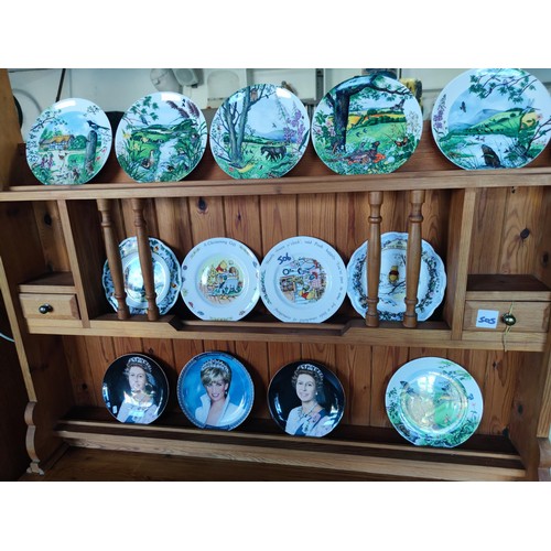 506 - 13 collectable decorative plates 5 are Wedgewood country scene plates, Royal Doulton whine the pooh ... 