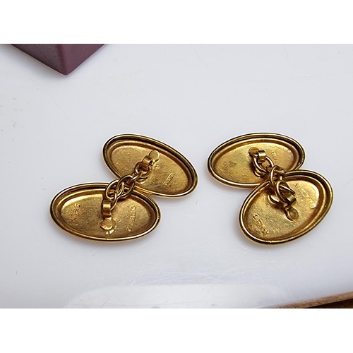 257 - Hallmarked 9ct yellow gold pair of cufflinks featuring  ornate tops in excellent condition with no d... 