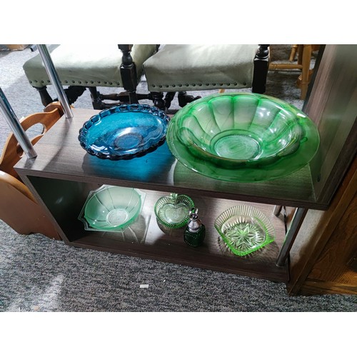 532 - 5 shelves full of glassware to include 2 uranium glass candlestick and glass vases, bowls etc and a ... 