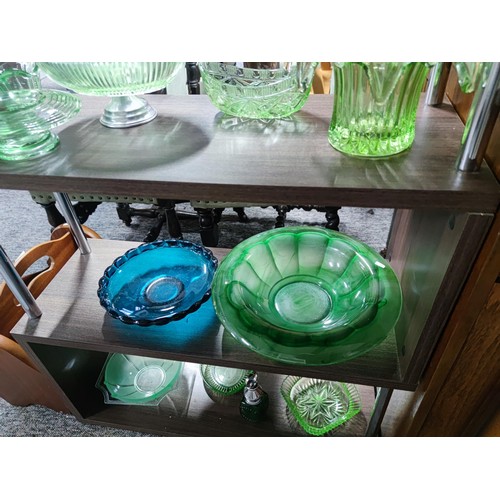 532 - 5 shelves full of glassware to include 2 uranium glass candlestick and glass vases, bowls etc and a ... 