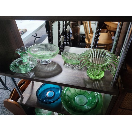 532 - 5 shelves full of glassware to include 2 uranium glass candlestick and glass vases, bowls etc and a ... 