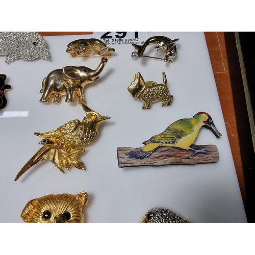 291 - Collection of 12x animal related brooches to include a large dog brooch 4x bird brooches, 3x dolphin... 