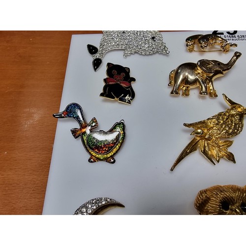 291 - Collection of 12x animal related brooches to include a large dog brooch 4x bird brooches, 3x dolphin... 