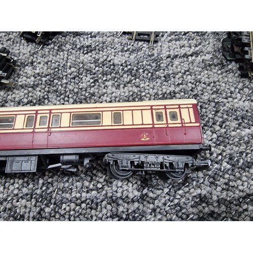 72 - A box of good OO gauge Hornby train items to include an intercity 125, power loco, dummy loco and co... 