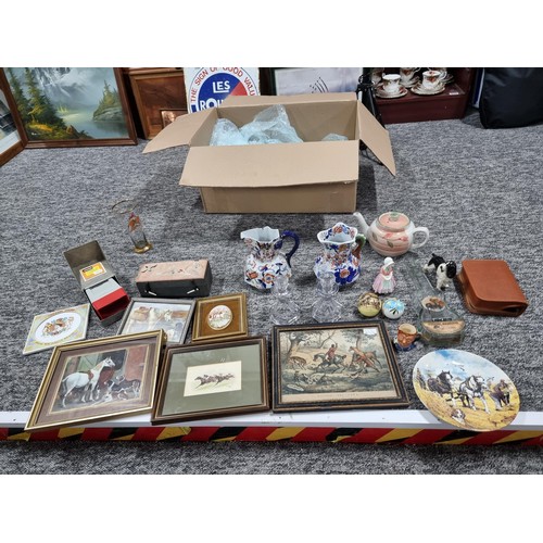 101A - A box of collectable odds to include 2 good Imari Gaudy Welsh jugs 1 by Masons, the other jug is by ... 