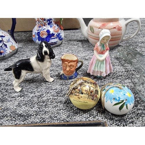 101A - A box of collectable odds to include 2 good Imari Gaudy Welsh jugs 1 by Masons, the other jug is by ... 