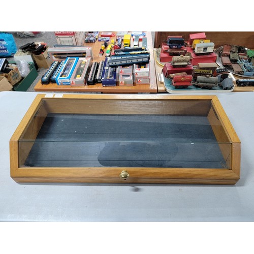 83 - Good quality glazed table top lift up lid display cabinet in very good order, 15cm high, 90cm length... 