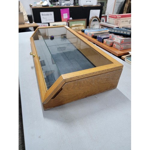 83 - Good quality glazed table top lift up lid display cabinet in very good order, 15cm high, 90cm length... 