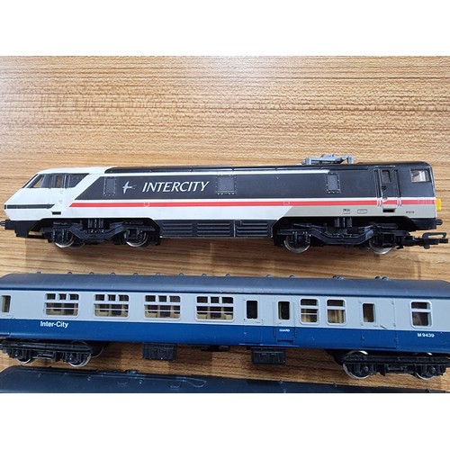 23 - A Hornby intercity 91014 powered loco with 3 Hornby coaches which don't necessarily match the loco, ... 