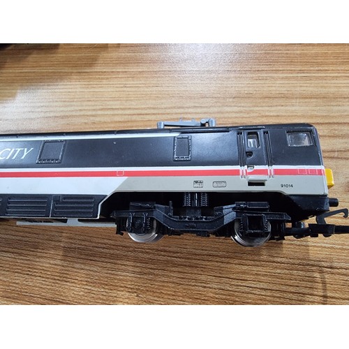 23 - A Hornby intercity 91014 powered loco with 3 Hornby coaches which don't necessarily match the loco, ... 