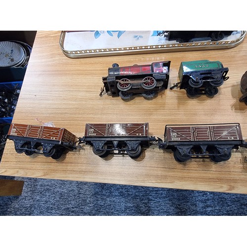 25 - A comprehensive O gauge train accessories lot to include 2x Hornby O gauge locos, a quantity of pass... 