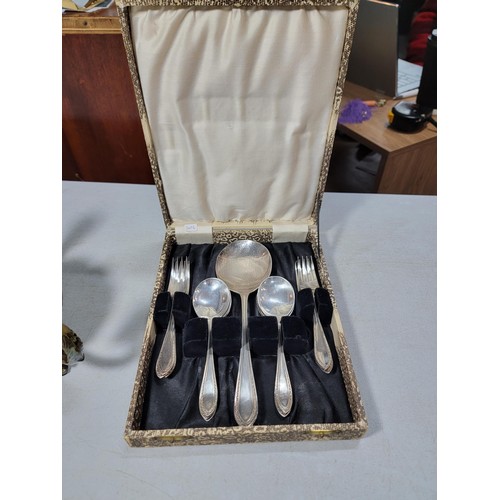 135 - Quantity of silver plate items inc 2 boxed sets inc a set of serving spoons, 6 person desert set, si... 