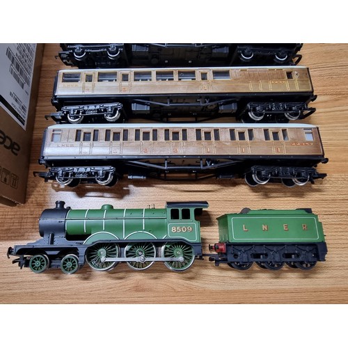 46 - A Hornby B12 locomotive and tender 8509 with 3 composite 22357 coaches and 1 brake coach 4237, in ex... 