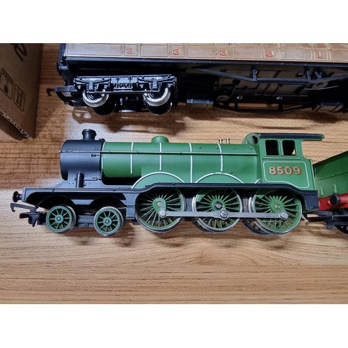 46 - A Hornby B12 locomotive and tender 8509 with 3 composite 22357 coaches and 1 brake coach 4237, in ex... 