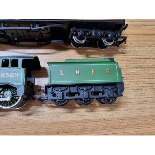 46 - A Hornby B12 locomotive and tender 8509 with 3 composite 22357 coaches and 1 brake coach 4237, in ex... 