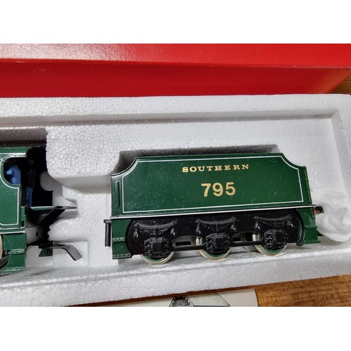 51 - A boxed Hornby R154 Southern 795 Sir Dinadan locomotive and tender with painted crew (fitted), in ex... 