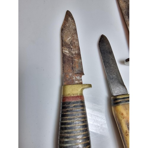 180 - 3 good vintage hunting knives to include a small William Rogers knife, a small antler handled knife ... 