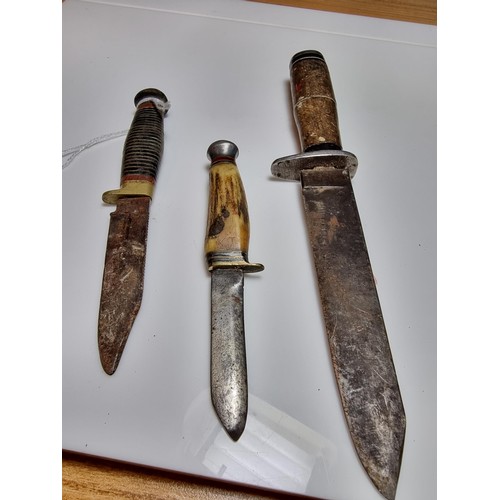 180 - 3 good vintage hunting knives to include a small William Rogers knife, a small antler handled knife ... 