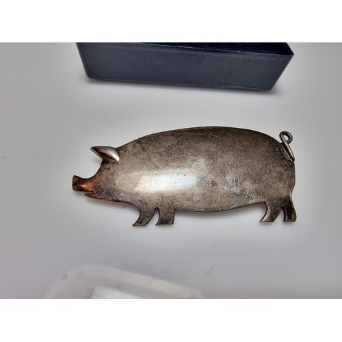 186 - A vintage hallmarked silver pig formed brooch, in good clean condition, boxed. Length of 5cm ,width ... 