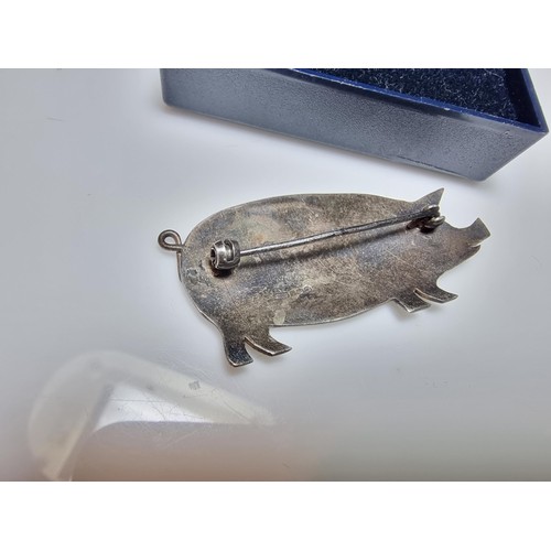 186 - A vintage hallmarked silver pig formed brooch, in good clean condition, boxed. Length of 5cm ,width ... 