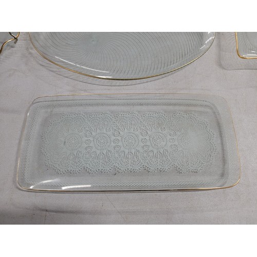 309 - 3x chance glass atomic swirl platters with carry handles along with 2x other platters